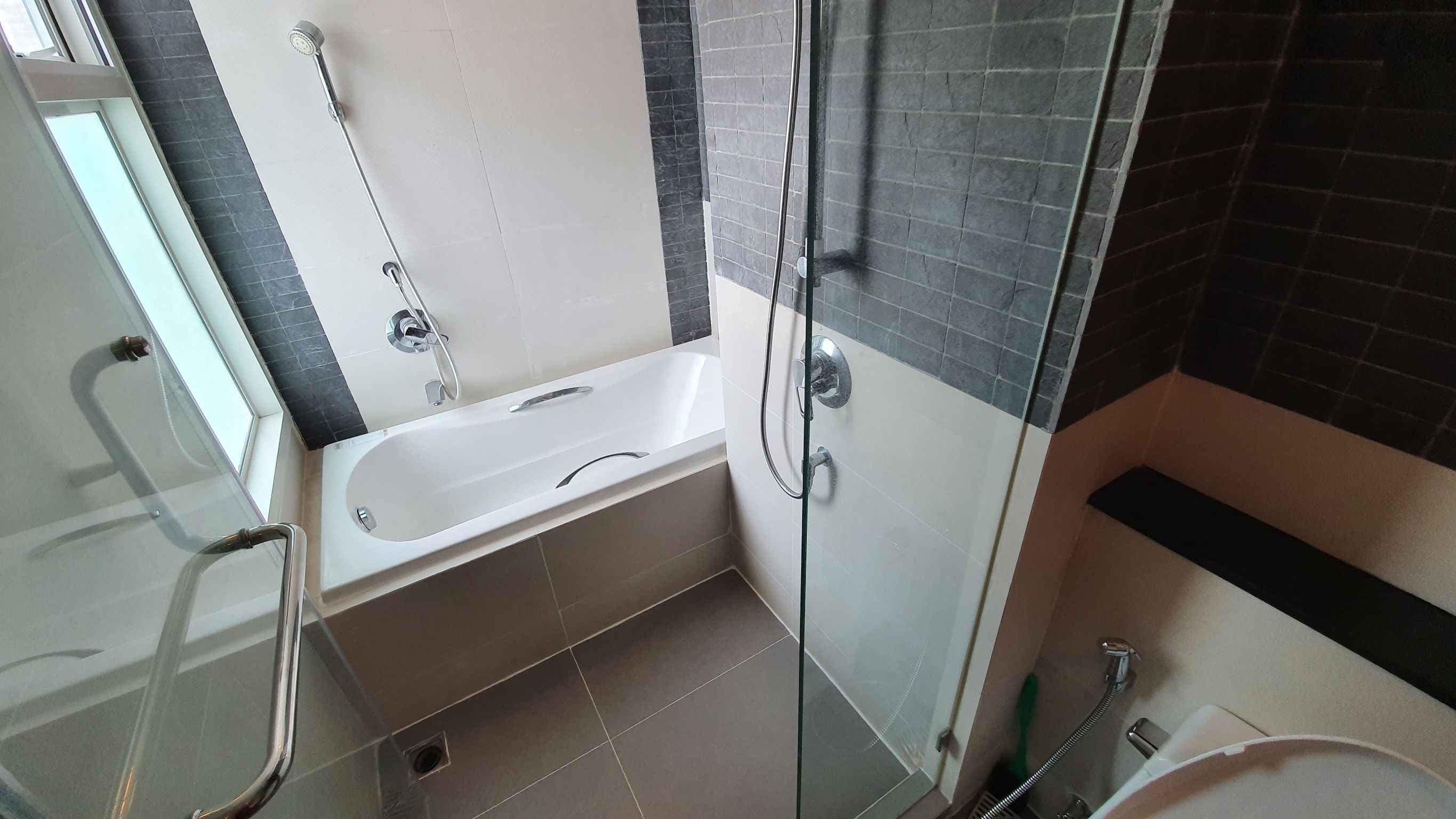 14350 – 303_bathroom.jpg