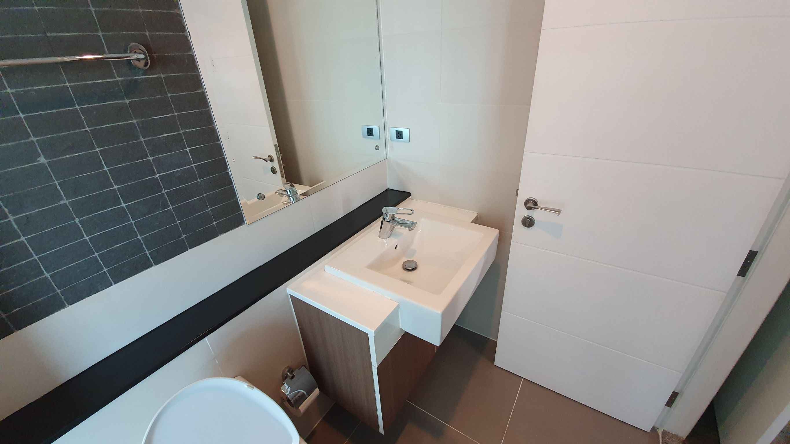 14350 – 308_bathroom.jpg
